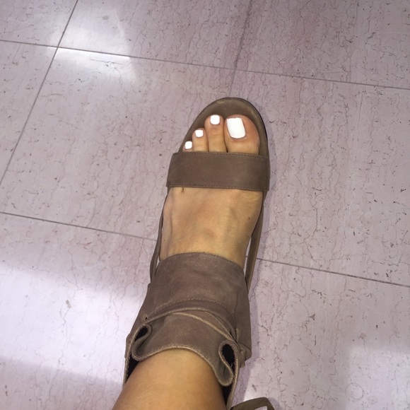 Vera Wang Lavendar Brown Suede Platform Heels - Picture 4 of 8